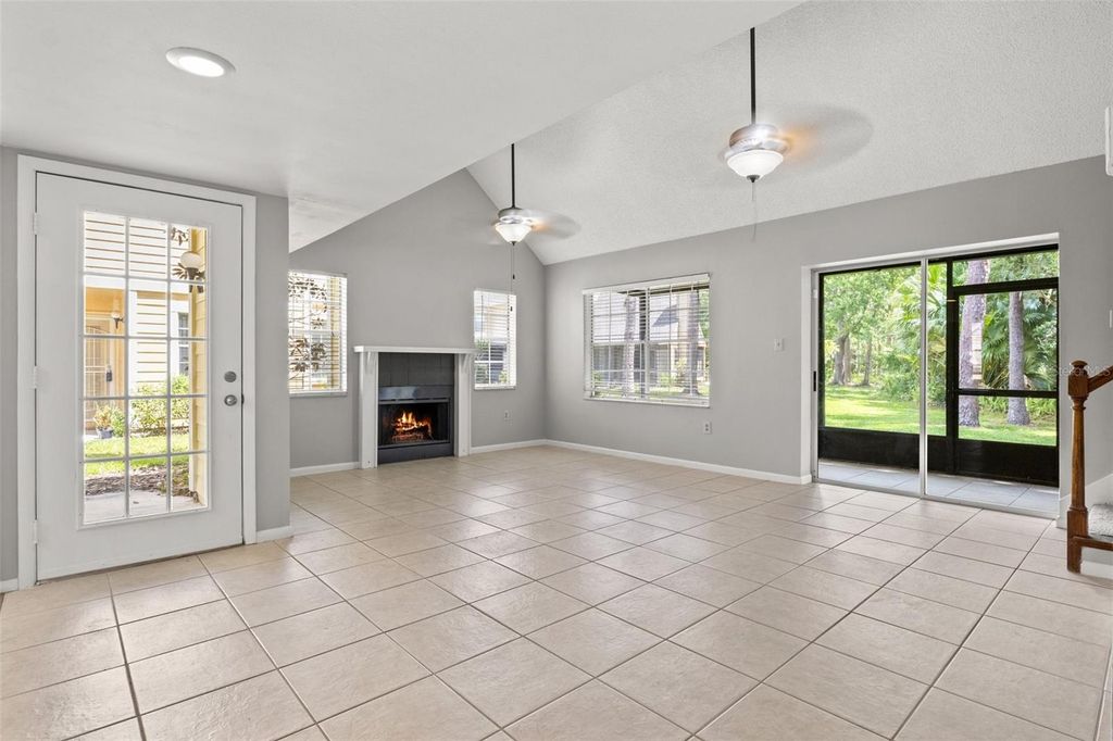 Image 4 of property listing at 3614 PINE KNOT DRIVE 3614, Valrico, FL 33596