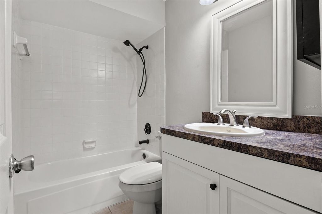 Image 6 of property listing at 3614 PINE KNOT DRIVE 3614, Valrico, FL 33596