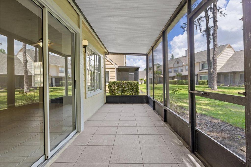 Image 8 of property listing at 3614 PINE KNOT DRIVE 3614, Valrico, FL 33596