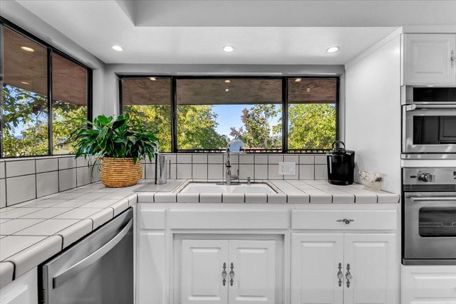 5521 Churn Crk Road, Redding, CA 96002