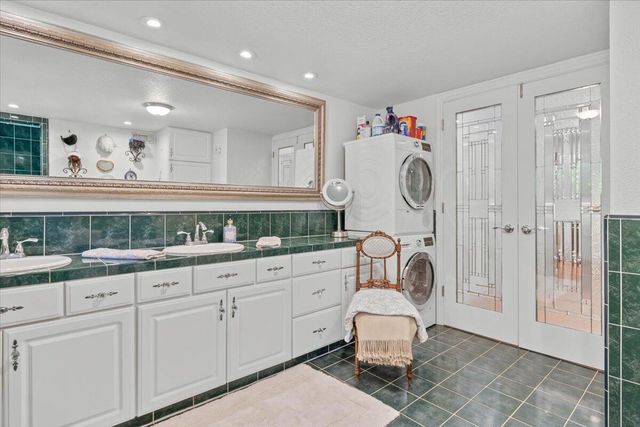 5521 Churn Crk Road, Redding, CA 96002