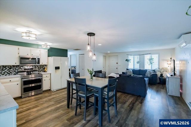 1475 Seattle Slew Dr SE, Salem, OR 97317