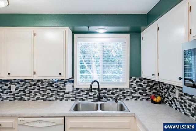 1475 Seattle Slew Dr SE, Salem, OR 97317