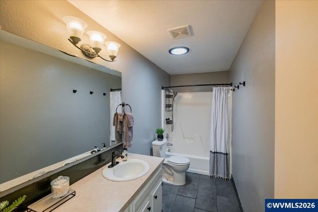 1475 Seattle Slew Dr SE, Salem, OR 97317