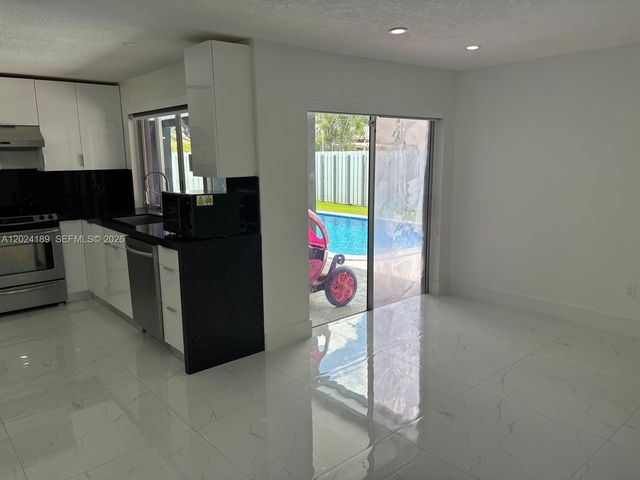 8460 NW 21st St, Sunrise, FL 33322