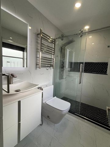 8460 NW 21st St, Sunrise, FL 33322