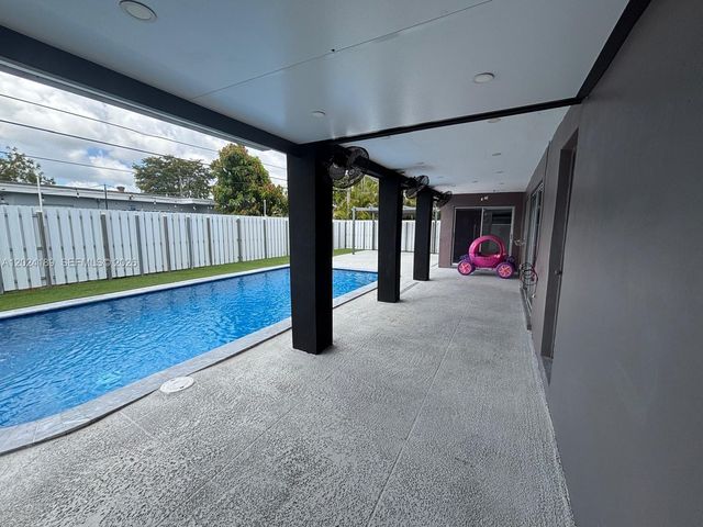 8460 NW 21st St, Sunrise, FL 33322