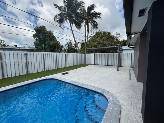 8460 NW 21st St, Sunrise, FL 33322