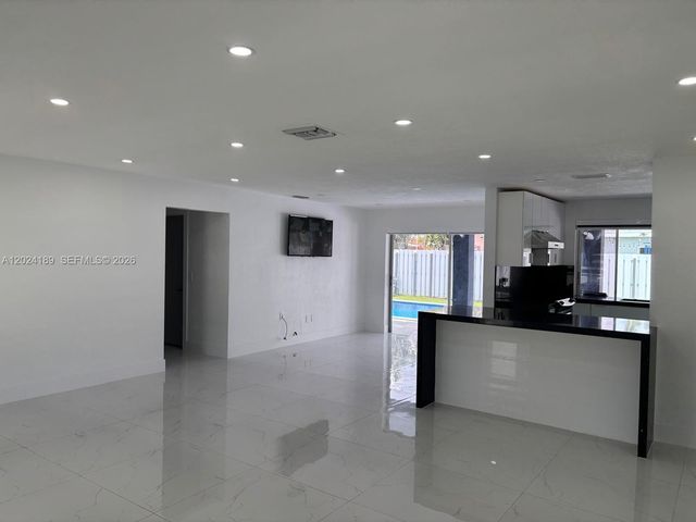 8460 NW 21st St, Sunrise, FL 33322