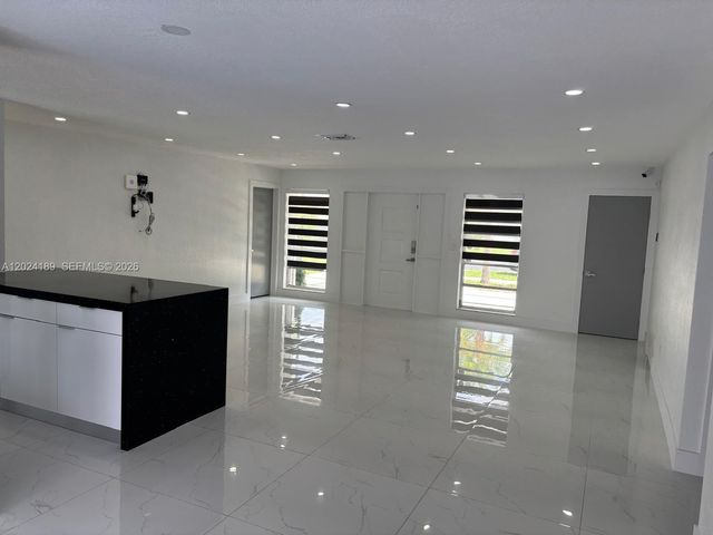 8460 NW 21st St, Sunrise, FL 33322