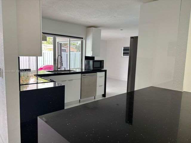 8460 NW 21st St, Sunrise, FL 33322