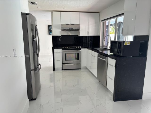 8460 NW 21st St, Sunrise, FL 33322