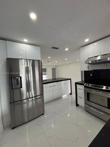 8460 NW 21st St, Sunrise, FL 33322