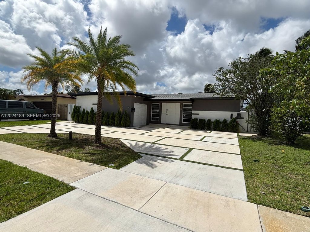 8460 NW 21st St, Sunrise, FL 33322