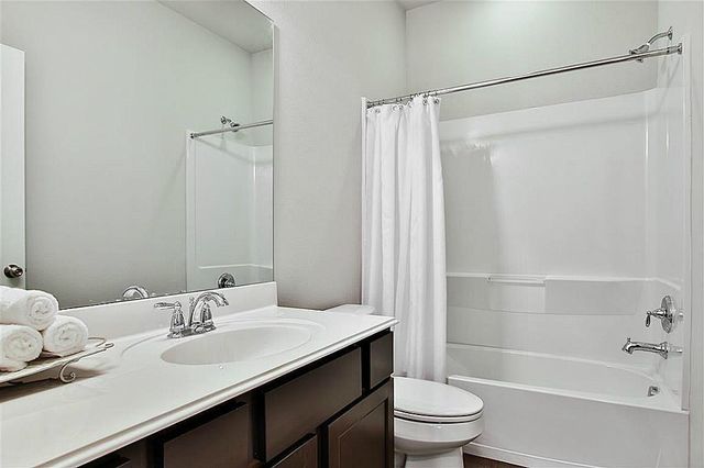 311 Woodland Hills Drive B, Conroe, TX 77303