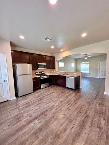 311 Woodland Hills Drive B, Conroe, TX 77303