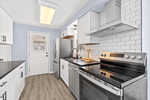 2031 Terry LANE, De Pere, WI 54115