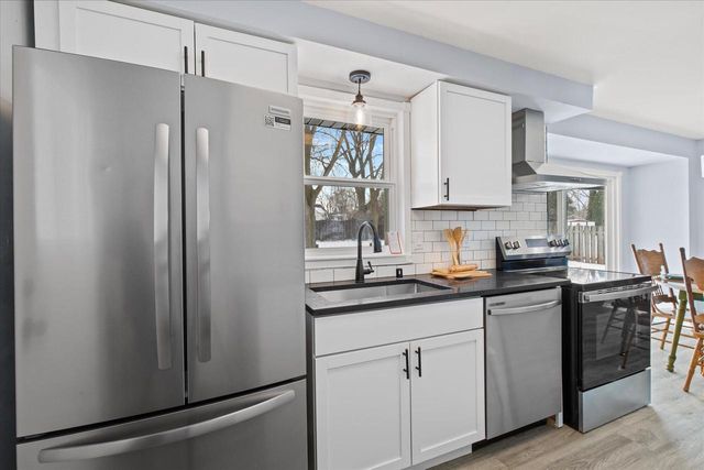 2031 Terry LANE, De Pere, WI 54115