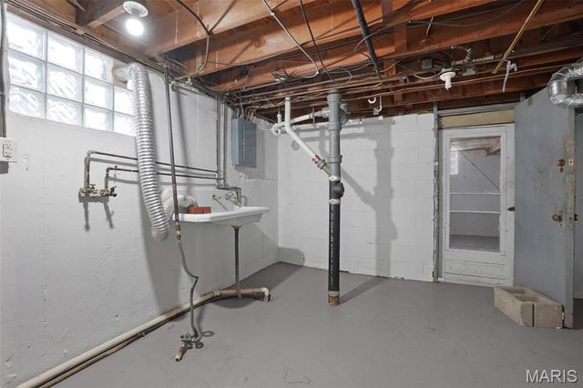 813 Chain Of Rocks Drive, St Louis, MO 63137