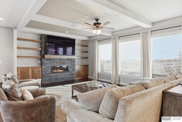 917 S 185th Street, Omaha, NE 68022