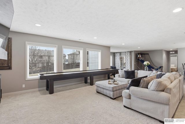 917 S 185th Street, Omaha, NE 68022