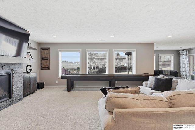 917 S 185th Street, Omaha, NE 68022