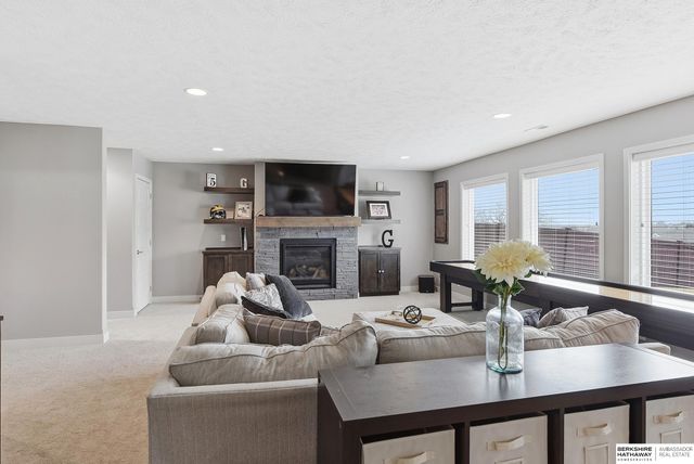 917 S 185th Street, Omaha, NE 68022