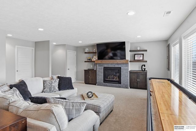 917 S 185th Street, Omaha, NE 68022