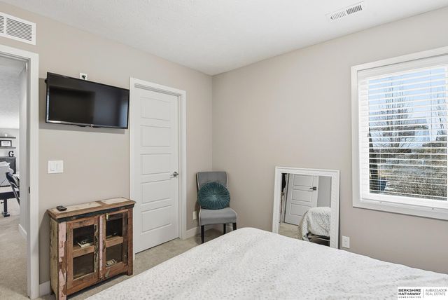 917 S 185th Street, Omaha, NE 68022