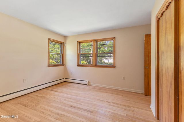 8 Oak Drive, Guilderland, NY 12203