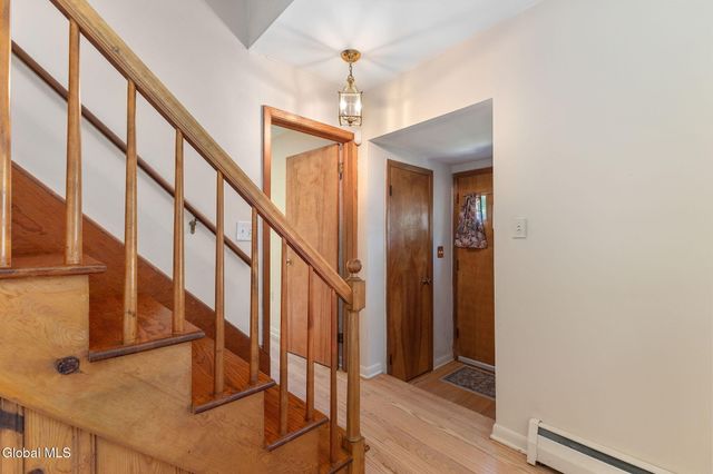 8 Oak Drive, Guilderland, NY 12203