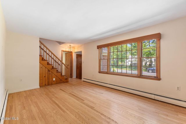 8 Oak Drive, Guilderland, NY 12203