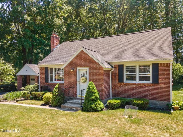 8 Oak Drive, Guilderland, NY 12203