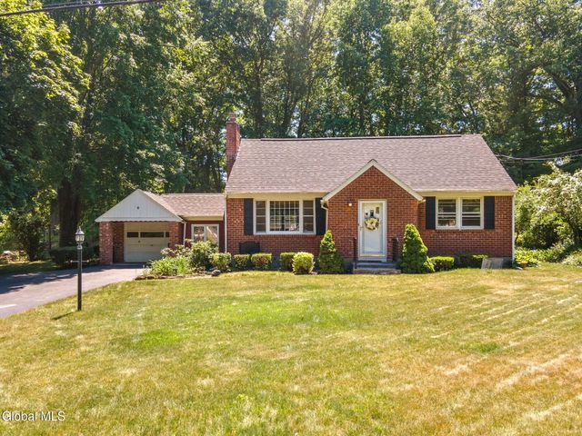 8 Oak Drive, Guilderland, NY 12203