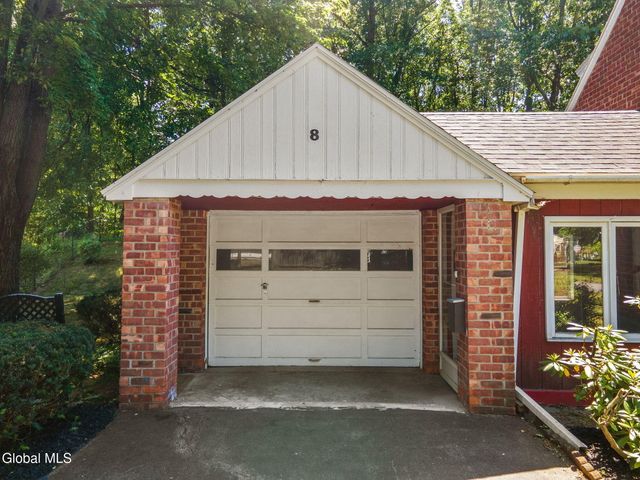 8 Oak Drive, Guilderland, NY 12203