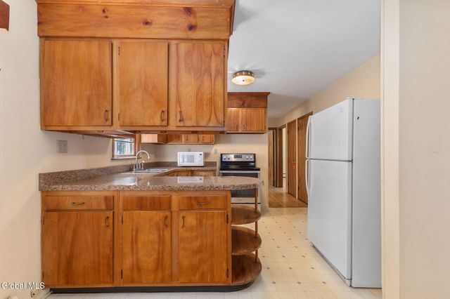 8 Oak Drive, Guilderland, NY 12203