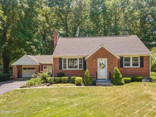 8 Oak Drive, Guilderland, NY 12203