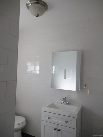 6091 54th Street 2R, Maspeth, NY 11378