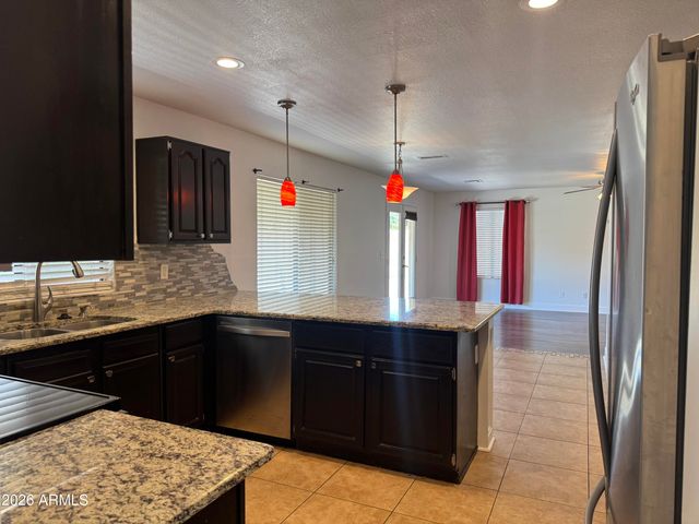 3927 E LAVENDER Lane, Phoenix, AZ 85044