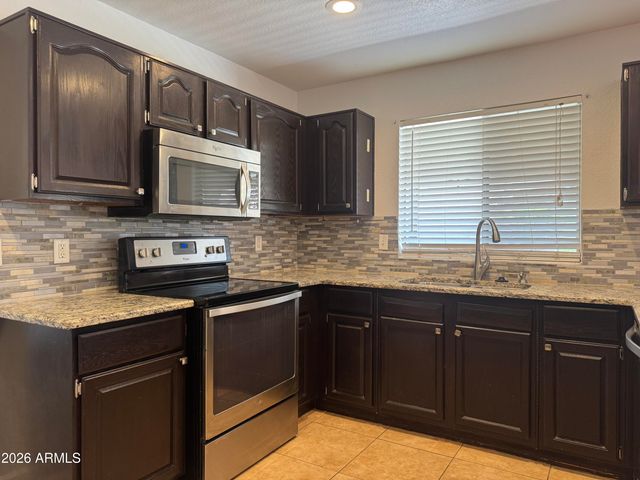 3927 E LAVENDER Lane, Phoenix, AZ 85044