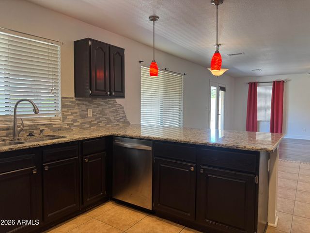 3927 E LAVENDER Lane, Phoenix, AZ 85044