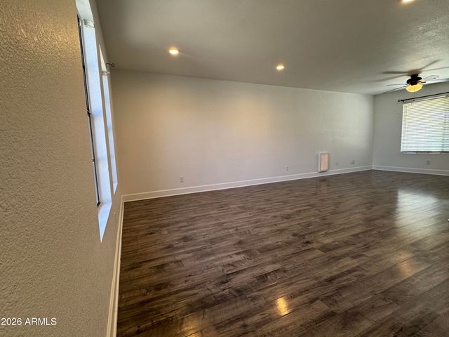 3927 E LAVENDER Lane, Phoenix, AZ 85044