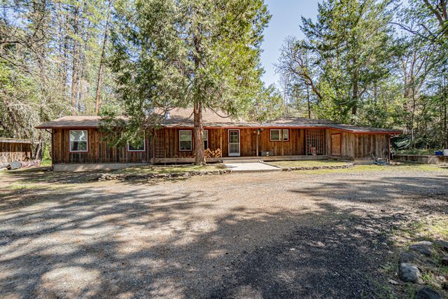 1724 Foots Creek R Fork Road, Gold Hill, OR 97525