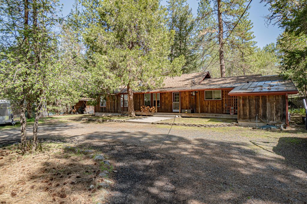 1724 Foots Creek R Fork Road, Gold Hill, OR 97525