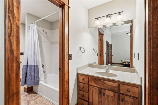 16211 Overbrook Lane, Stilwell, KS 66085