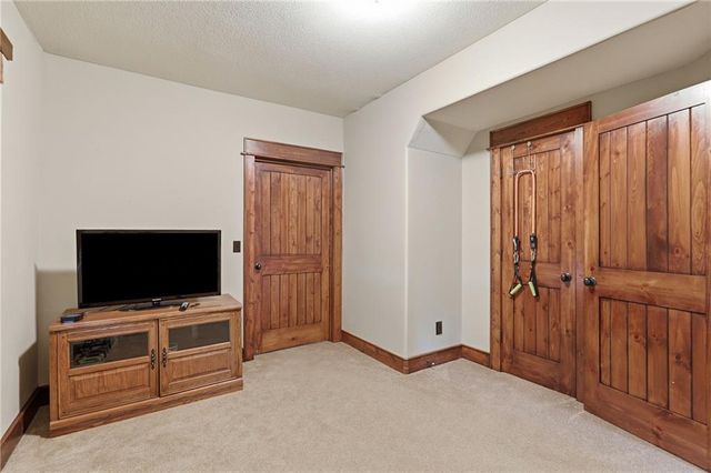 16211 Overbrook Lane, Stilwell, KS 66085