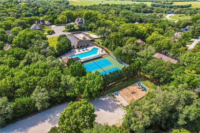 16211 Overbrook Lane, Stilwell, KS 66085
