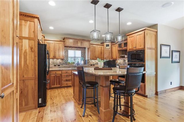 16211 Overbrook Lane, Stilwell, KS 66085