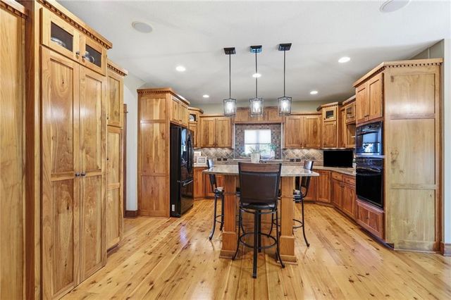 16211 Overbrook Lane, Stilwell, KS 66085
