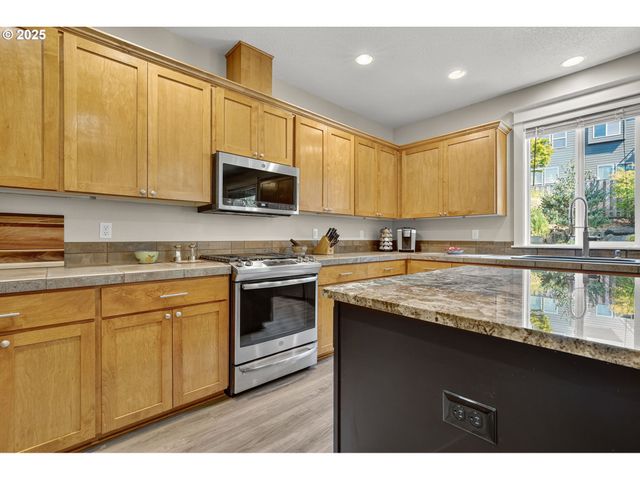 16514 OAKTREE Ter, Oregon City, OR 97045